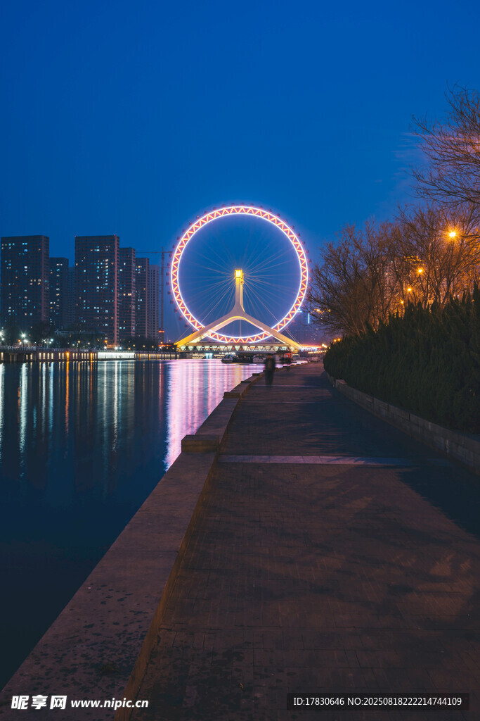 城市河畔夜景中的發(fā)光圓環(huán)