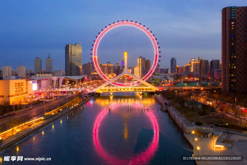 城市河畔璀璨摩天輪夜景