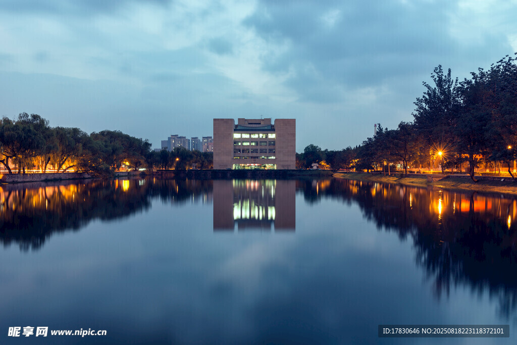 湖畔建筑夜景倒影之美