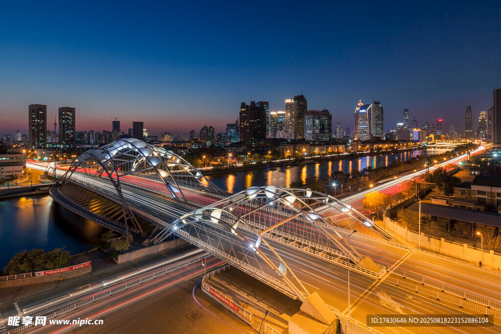 城市夜景中的橋梁與車流