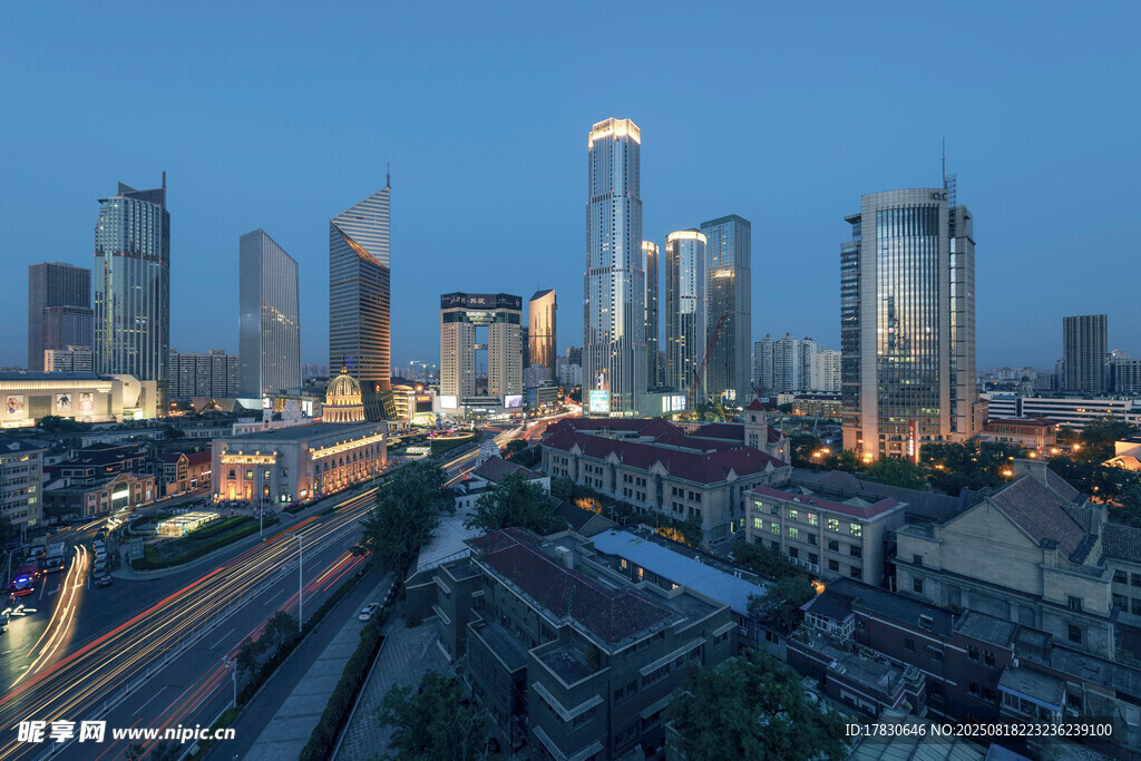 都市黃昏下的摩天大樓景觀