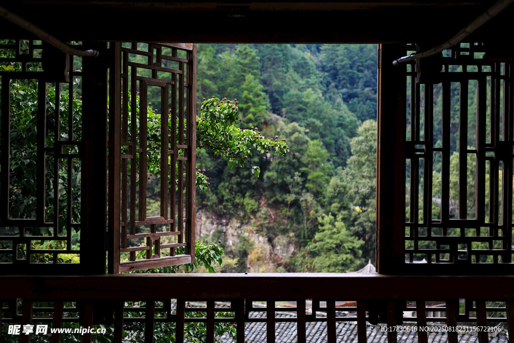 古窗望翠景