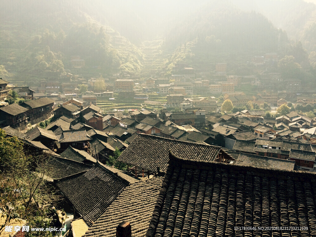 俯瞰古樸村落美景
