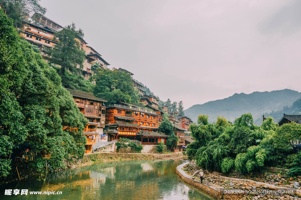 依山傍水的古樸村落景觀
