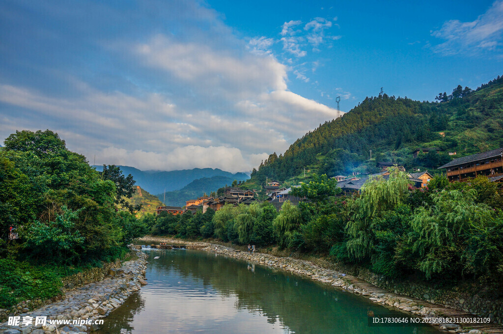 山間河畔美景