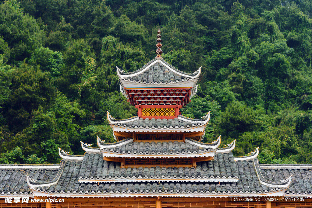 古雅多層塔樓隱于山林