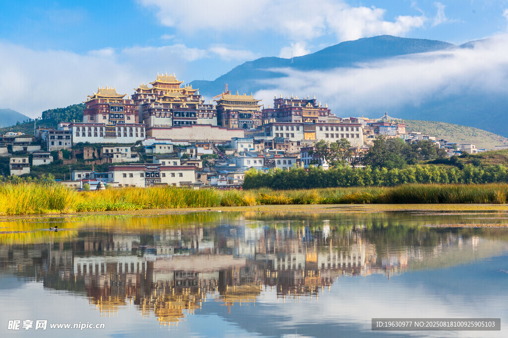 湖畔藏式建筑美景