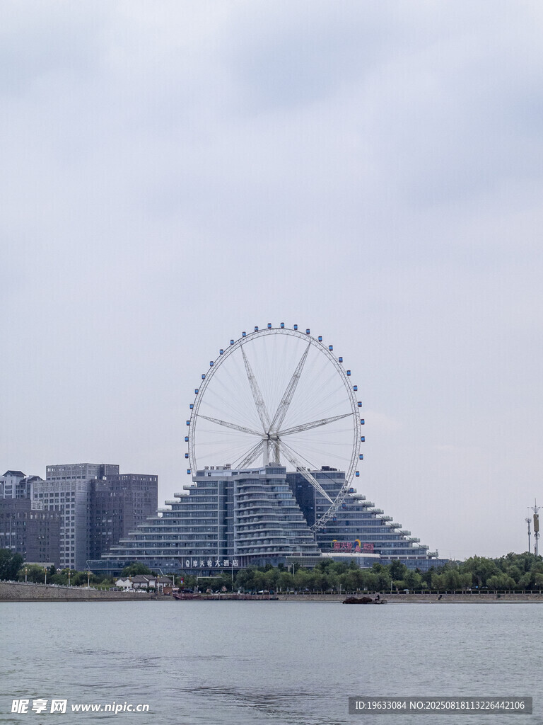 聊城河畔的摩天輪景觀