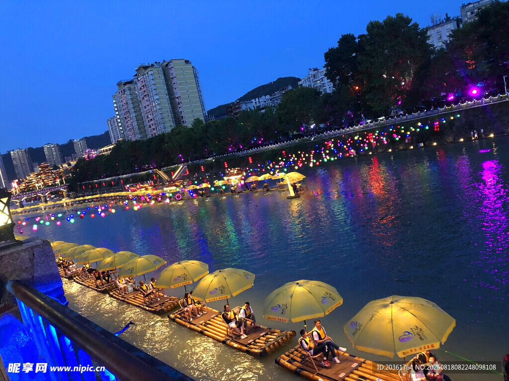河畔夜景下的游船風景線