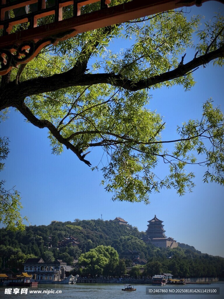 湖畔綠蔭下的遠(yuǎn)山景致