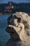 石獅子近景背景湖光山色
