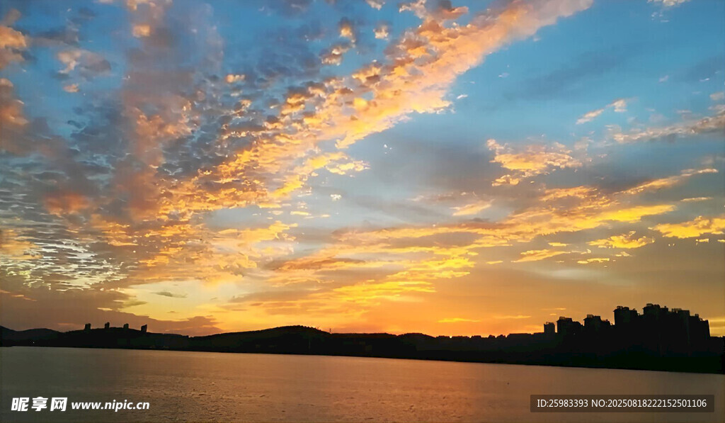 湖畔晚霞