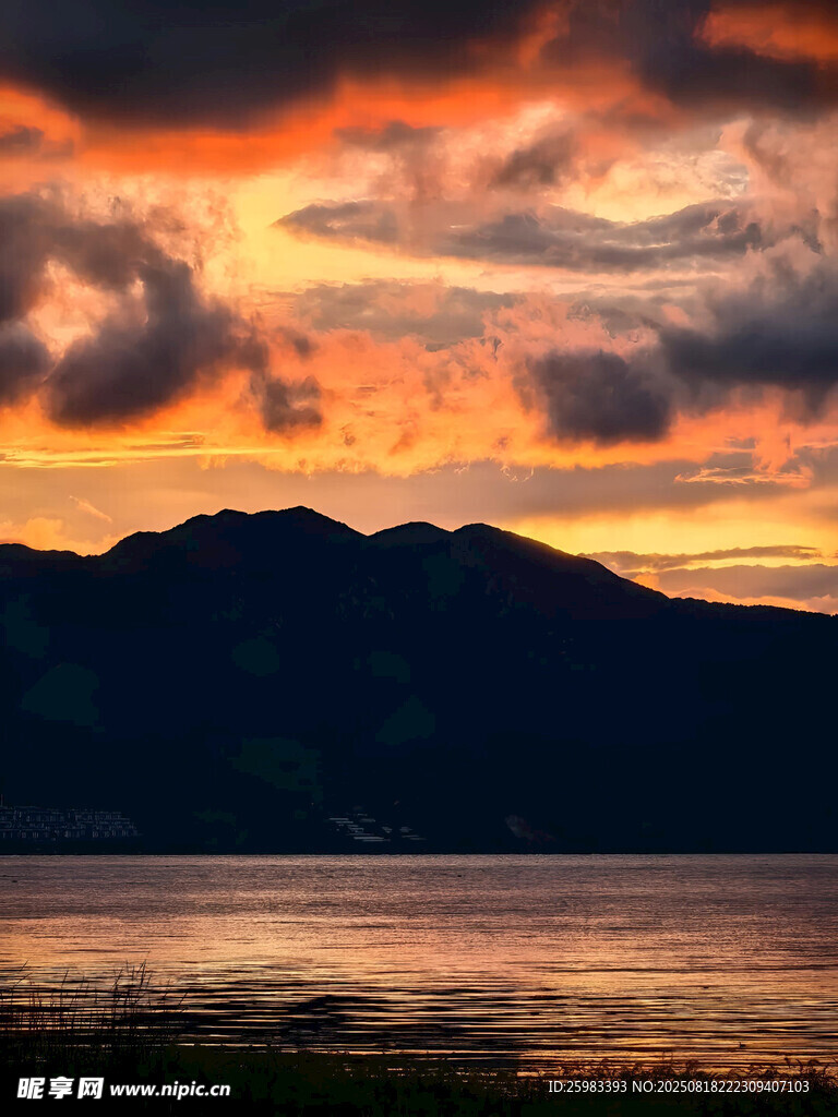 湖畔日落