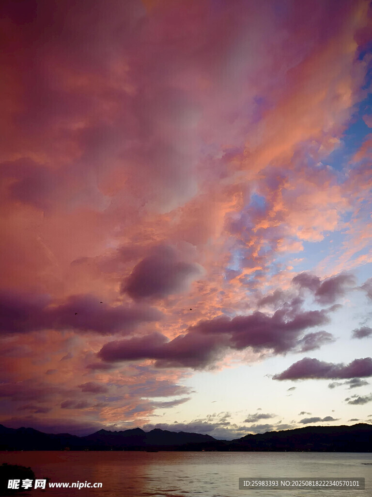 湖畔晚霞