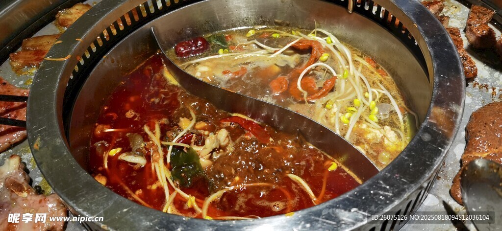 鴛鴦火鍋熱氣騰騰美食