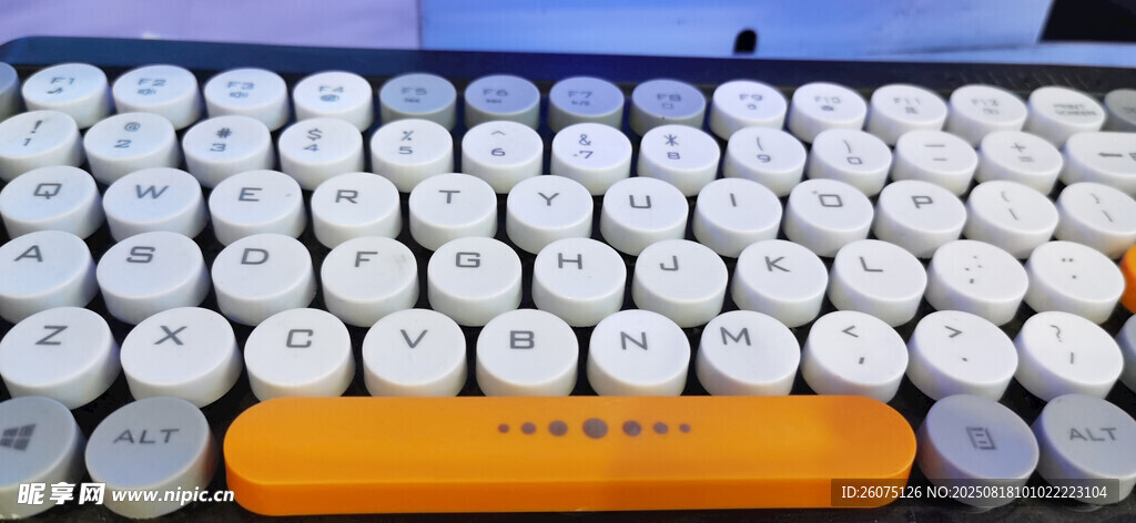 整齊排列的白色彩色按鍵