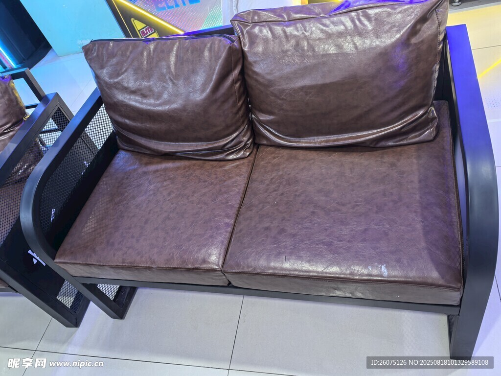 雙人皮質(zhì)沙發(fā)展示