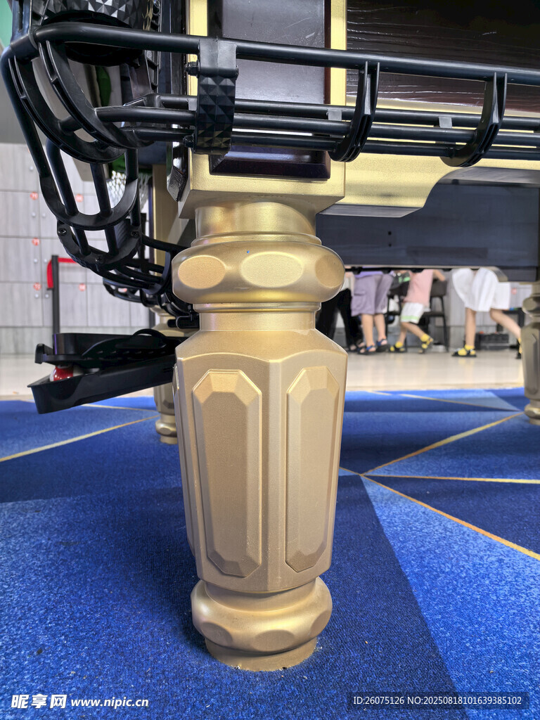 金色臺(tái)球桌桌腿展示