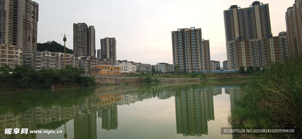 城市河畔倒影景觀