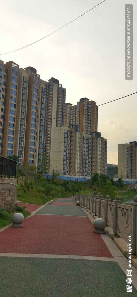 城市住宅區(qū)旁的步道景觀