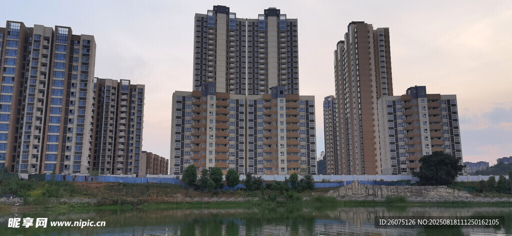 城市河畔高樓景觀