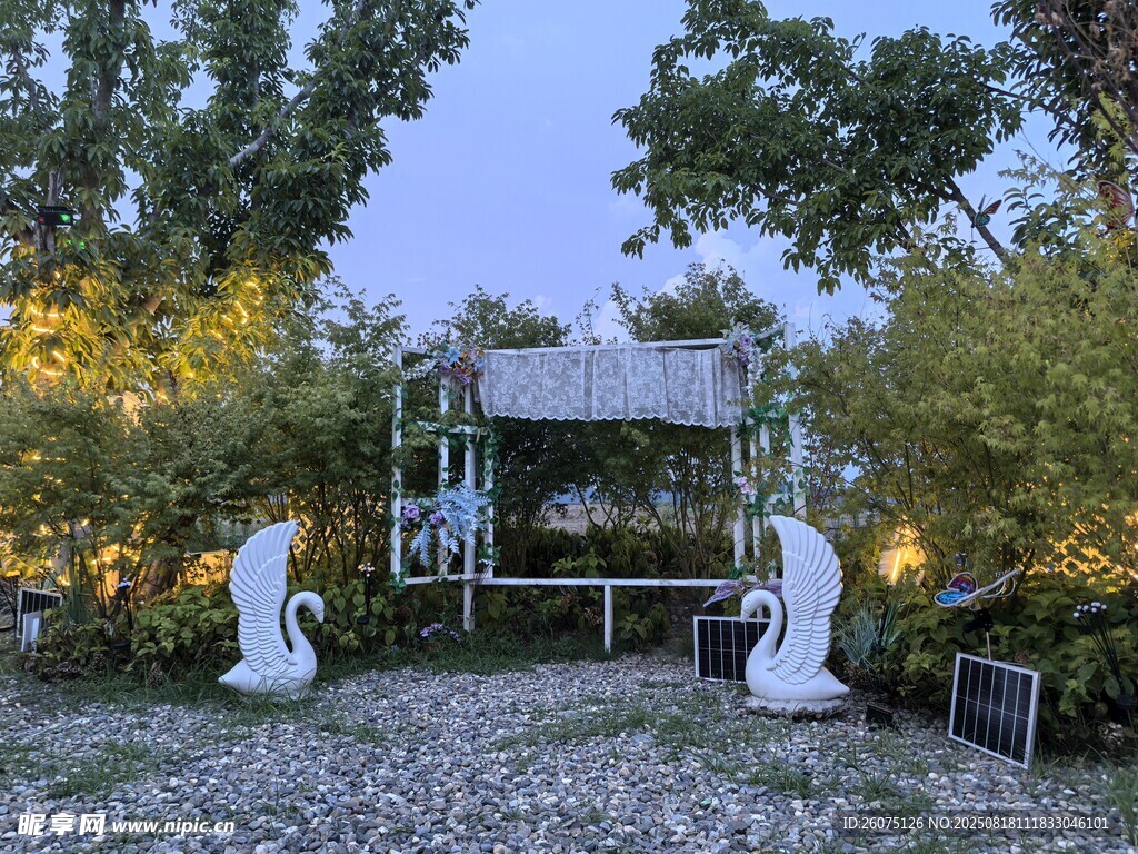 庭院中的雕塑與綠植夢(mèng)幻場(chǎng)景