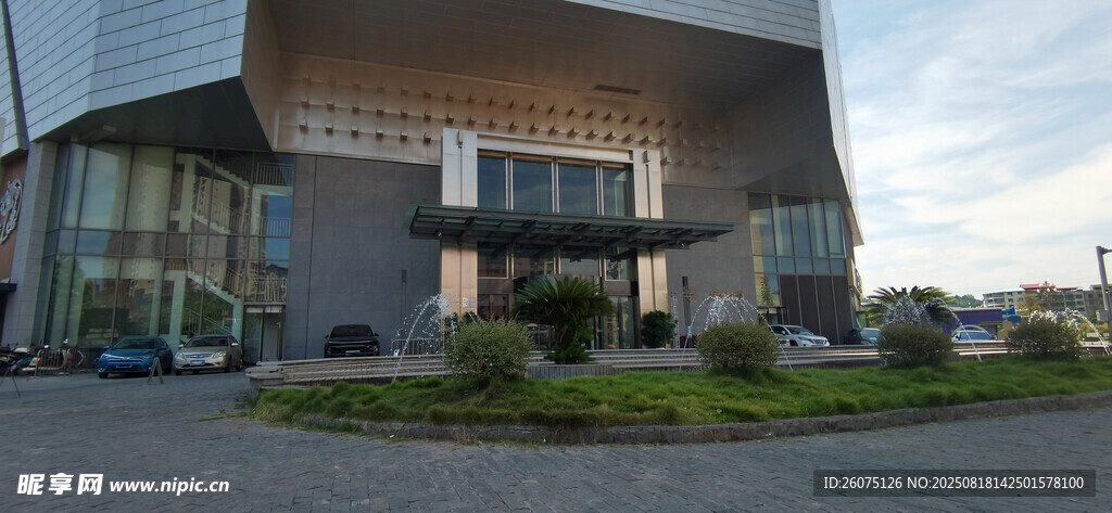 現(xiàn)代風(fēng)格建筑外觀與噴泉景觀