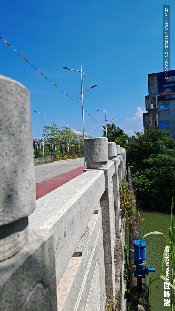 戶(hù)外水泥護(hù)欄與藍(lán)天景象
