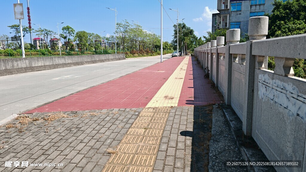 城市彩色步道與護(hù)欄景觀