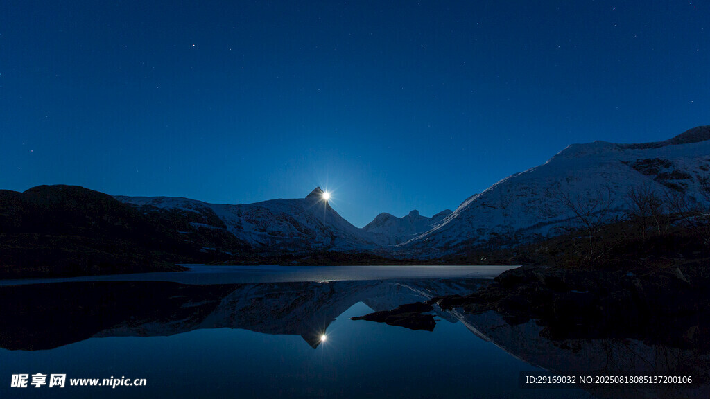 月夜下的靜謐山水美景