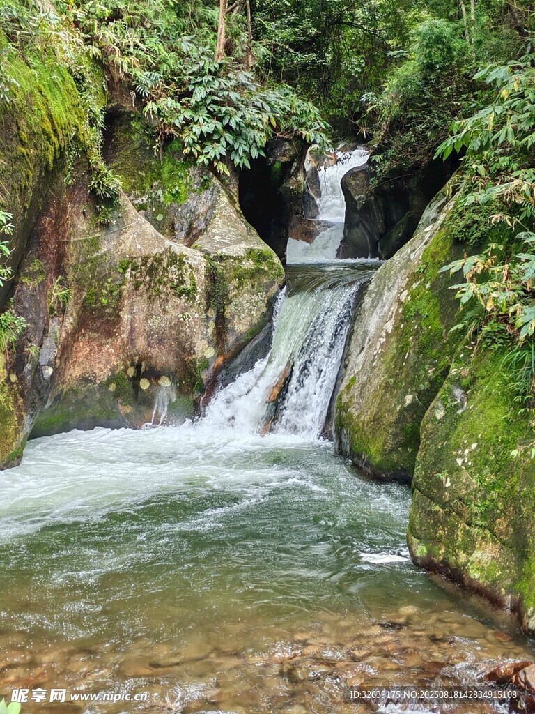 山間溪流瀑布自然美景