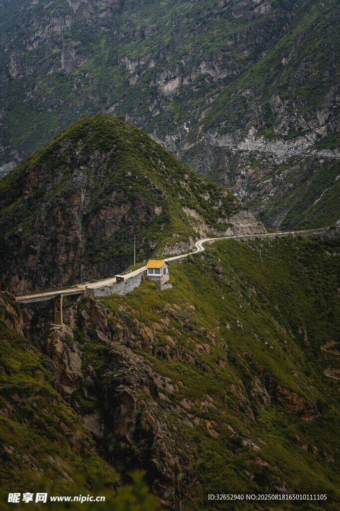 山間蜿蜒公路美景