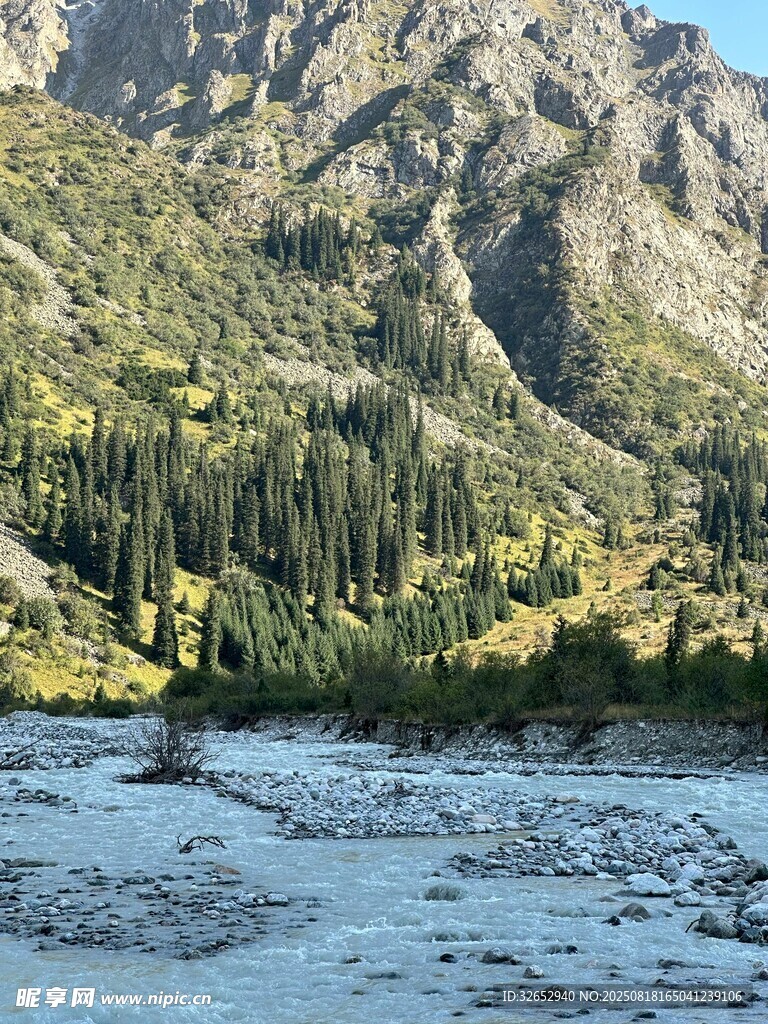 山間河流