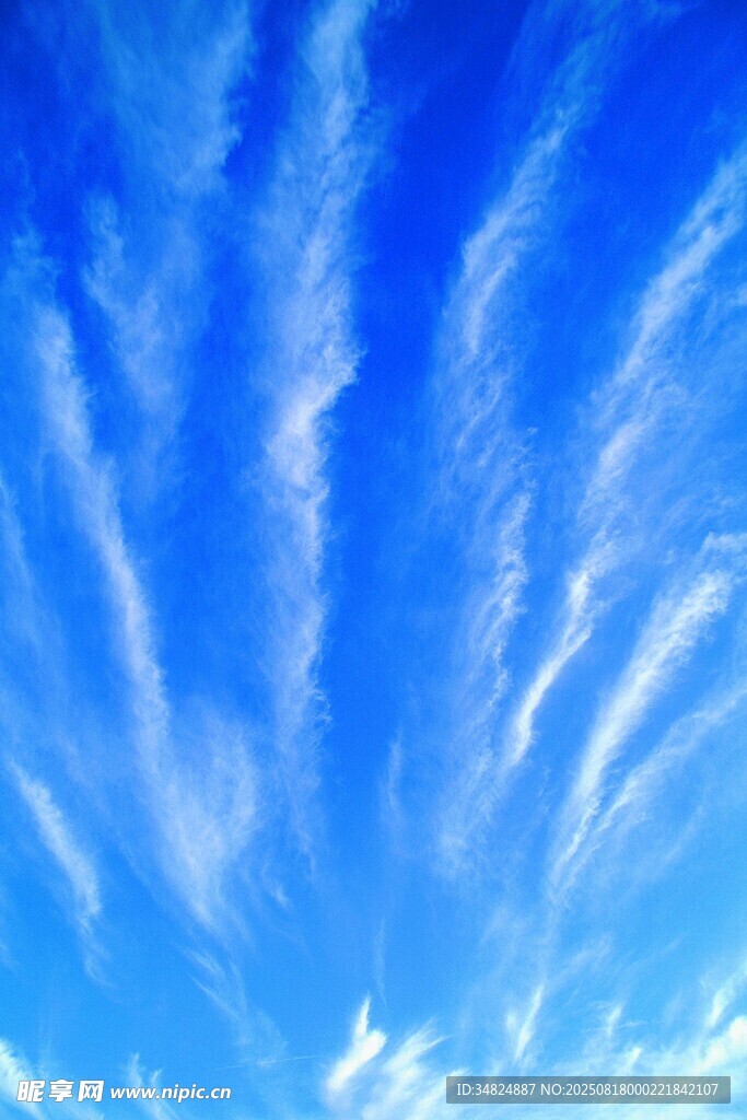 蔚藍(lán)天空中的絲狀云彩