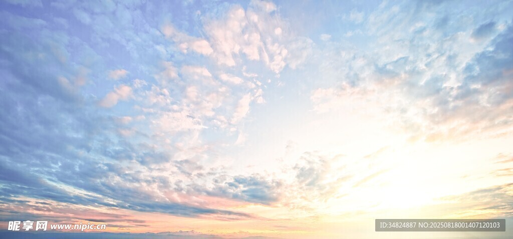日出時(shí)分的絢爛天空