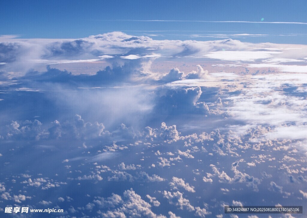 高空俯瞰壯麗云海景觀