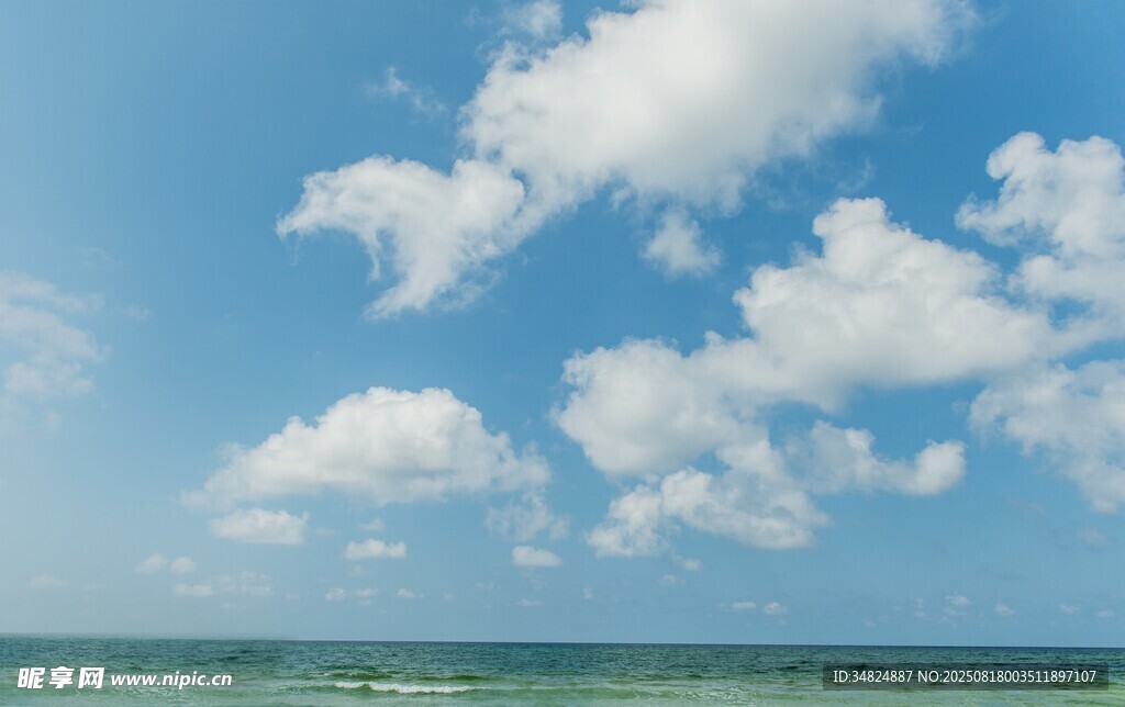 藍天碧海間的白云美景