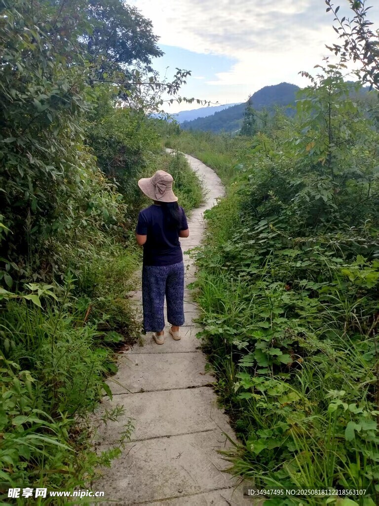 漫步山間小徑的兩人