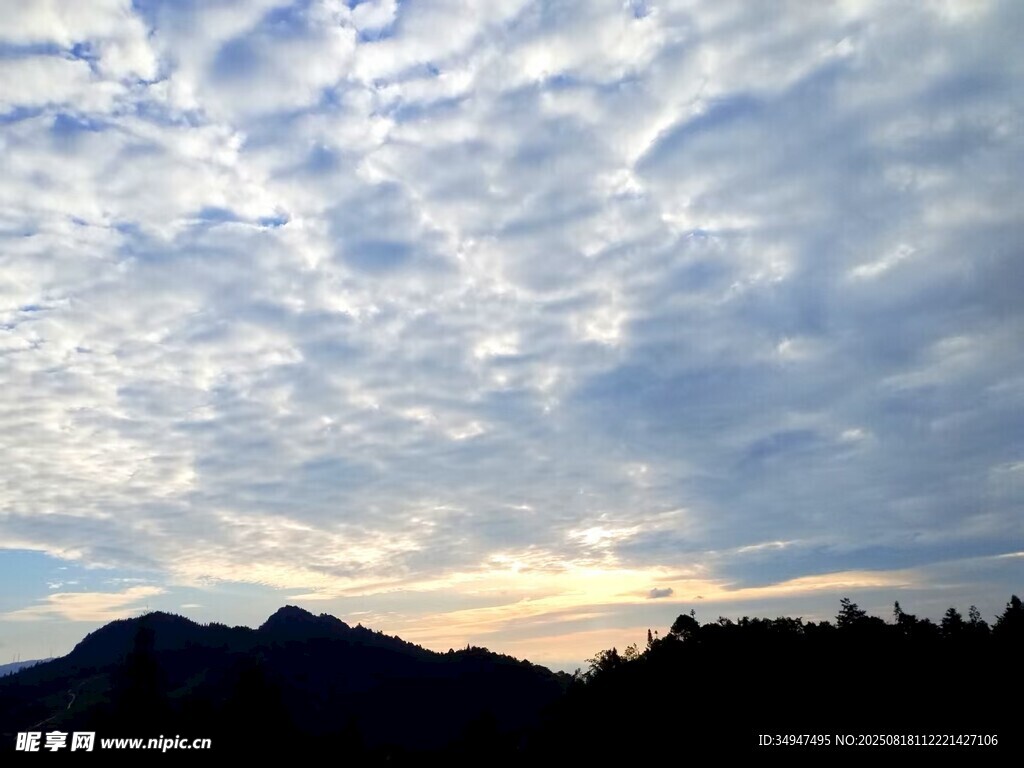 山間云霞美景