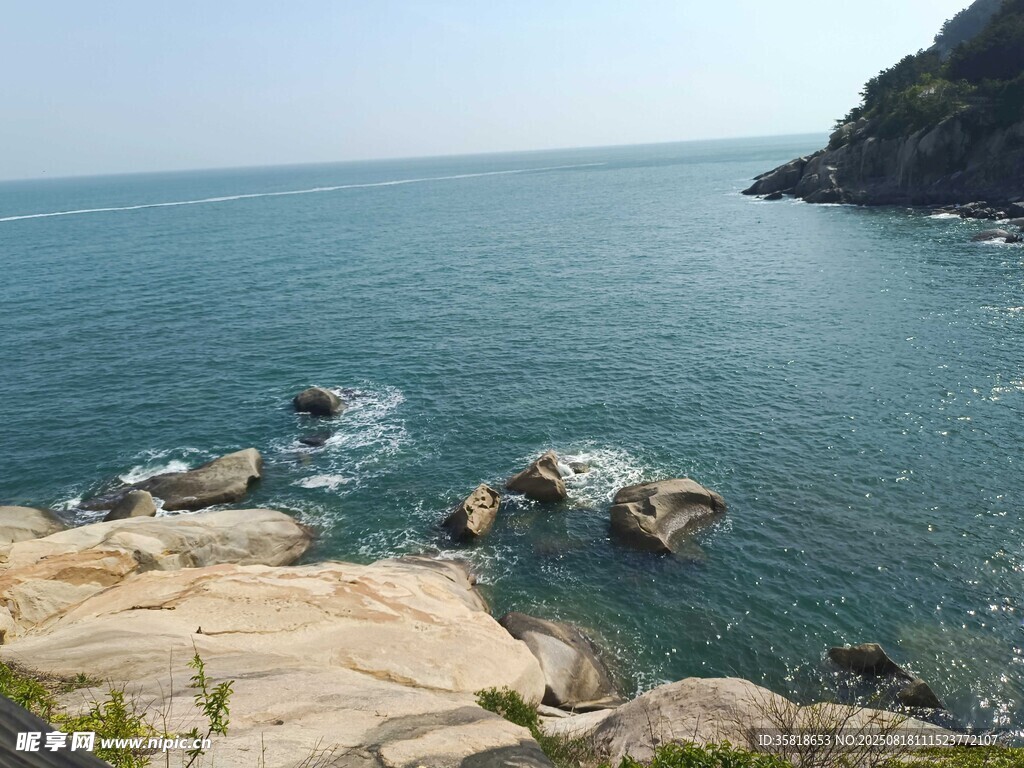 海邊巖石與遼闊蔚藍大海