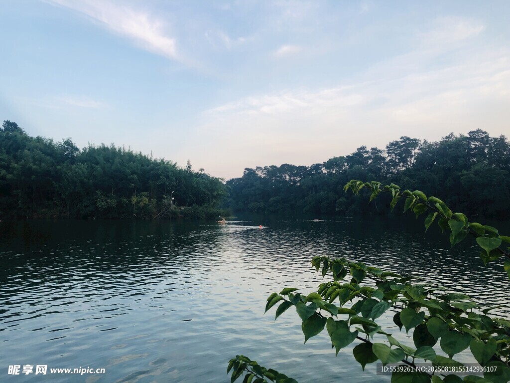 湖畔風(fēng)光