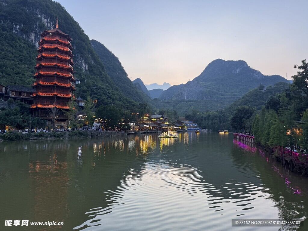 山水間的古建塔樓美景