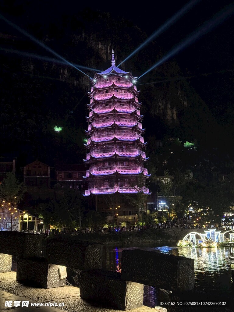 夜晚璀璨寶塔夜景圖