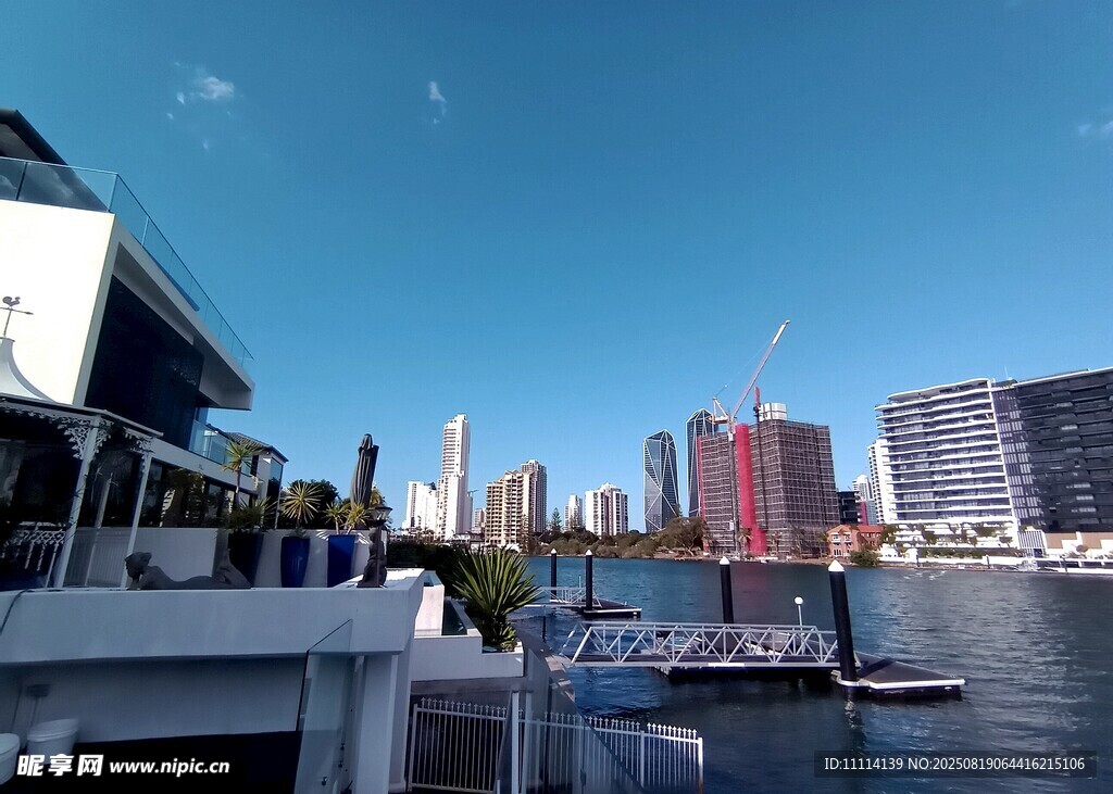 城市濱水風(fēng)光