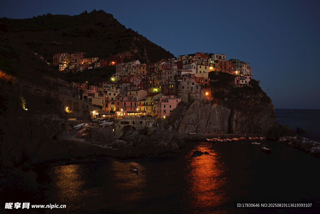夜幕下的海邊小鎮(zhèn)美景