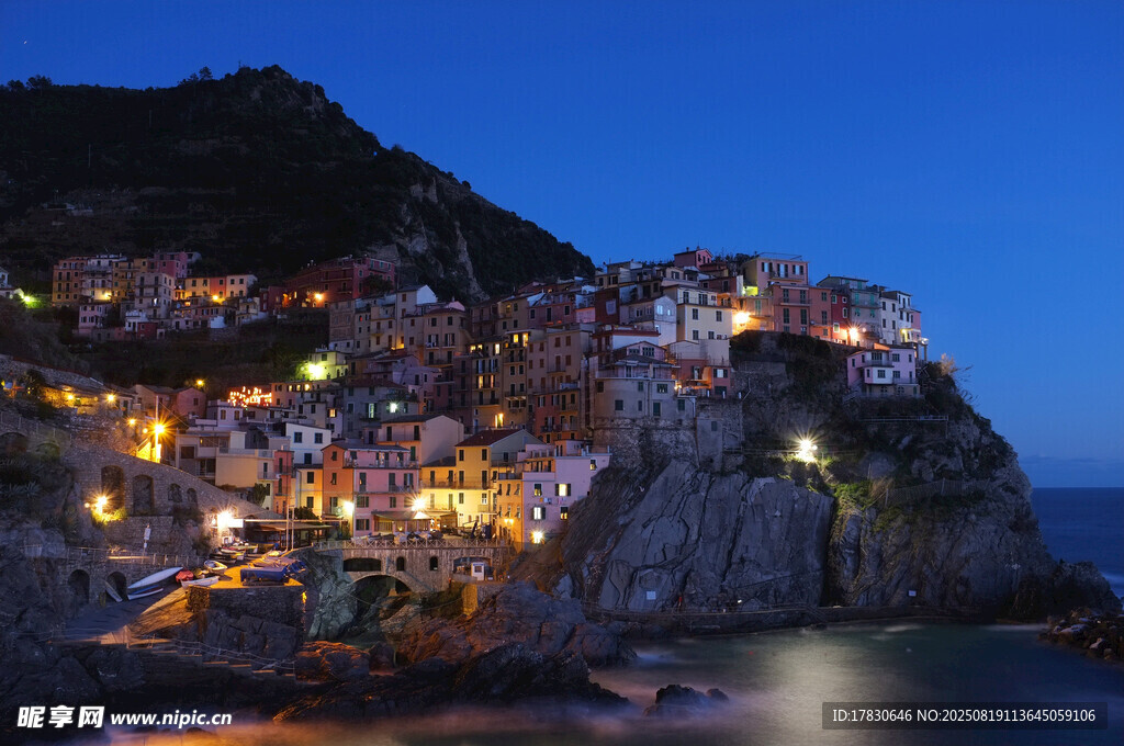 夜幕下的懸崖小鎮(zhèn)美景
