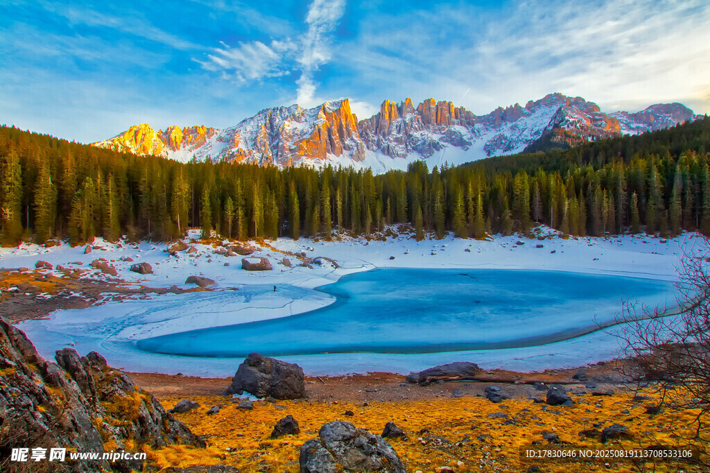 秋日山間冰封湖泊美景