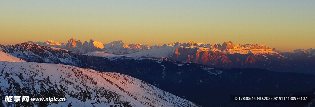 雪山黃昏壯麗美景