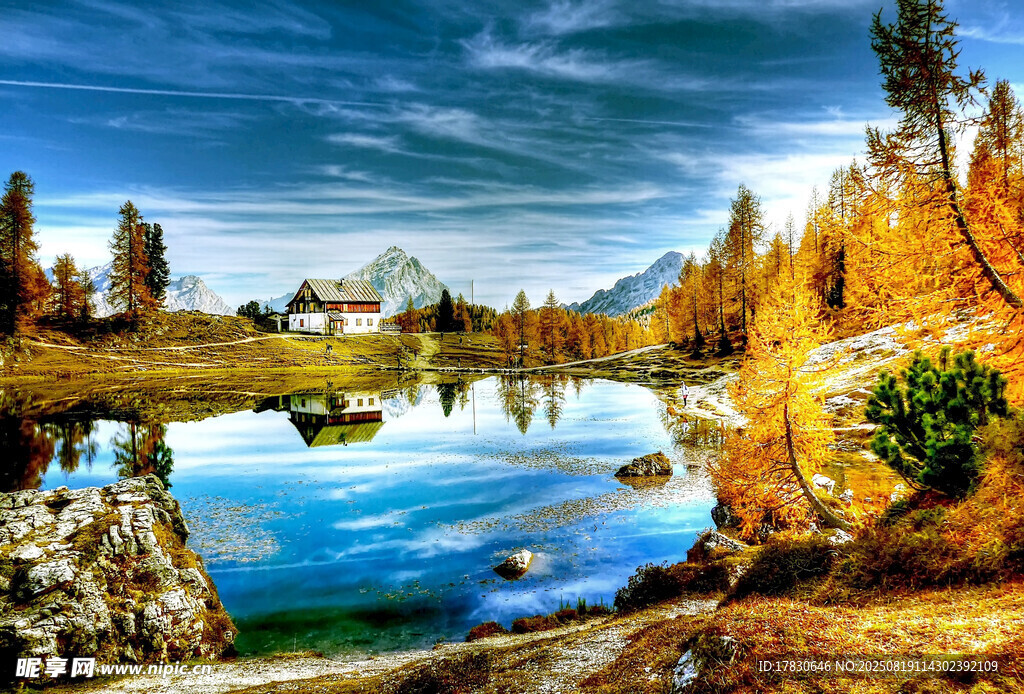 秋日湖畔美景
