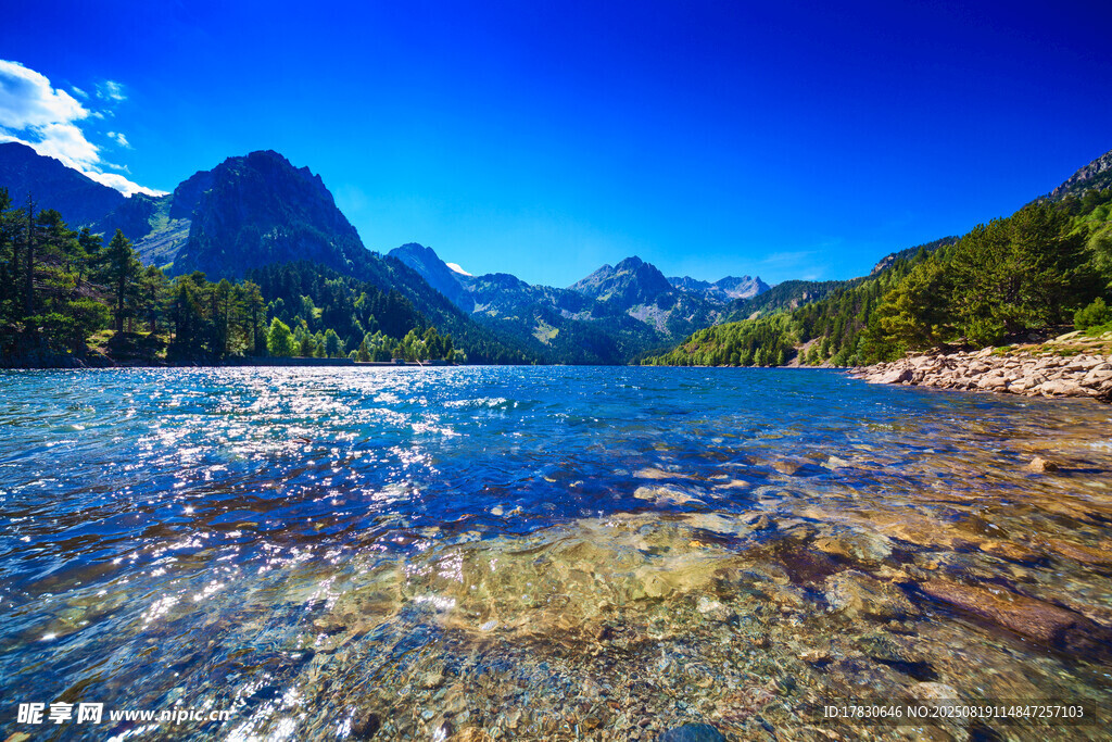 清澈湖畔的壯美山景